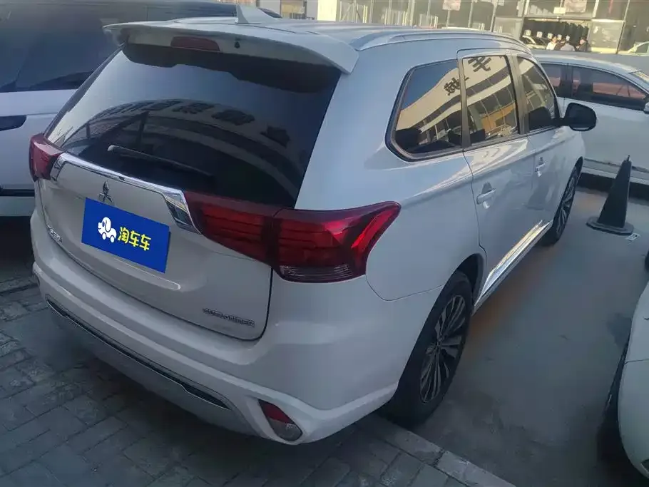Mitsubishi Outlander 2023 из CN, фото 3