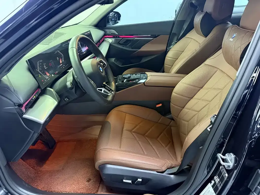 BMW 5 Series 2024 из CN, фото 2