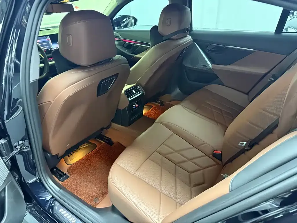 BMW 5 Series 2024 из CN, фото 8