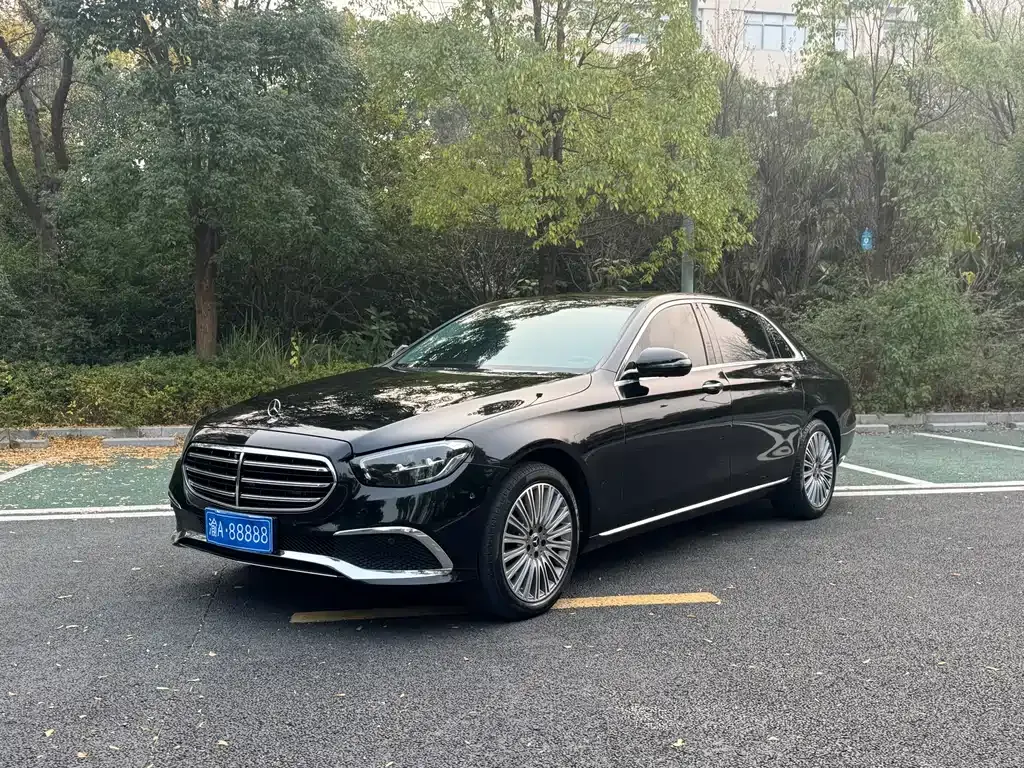 Mercedes-Benz E-Class — фото 1
