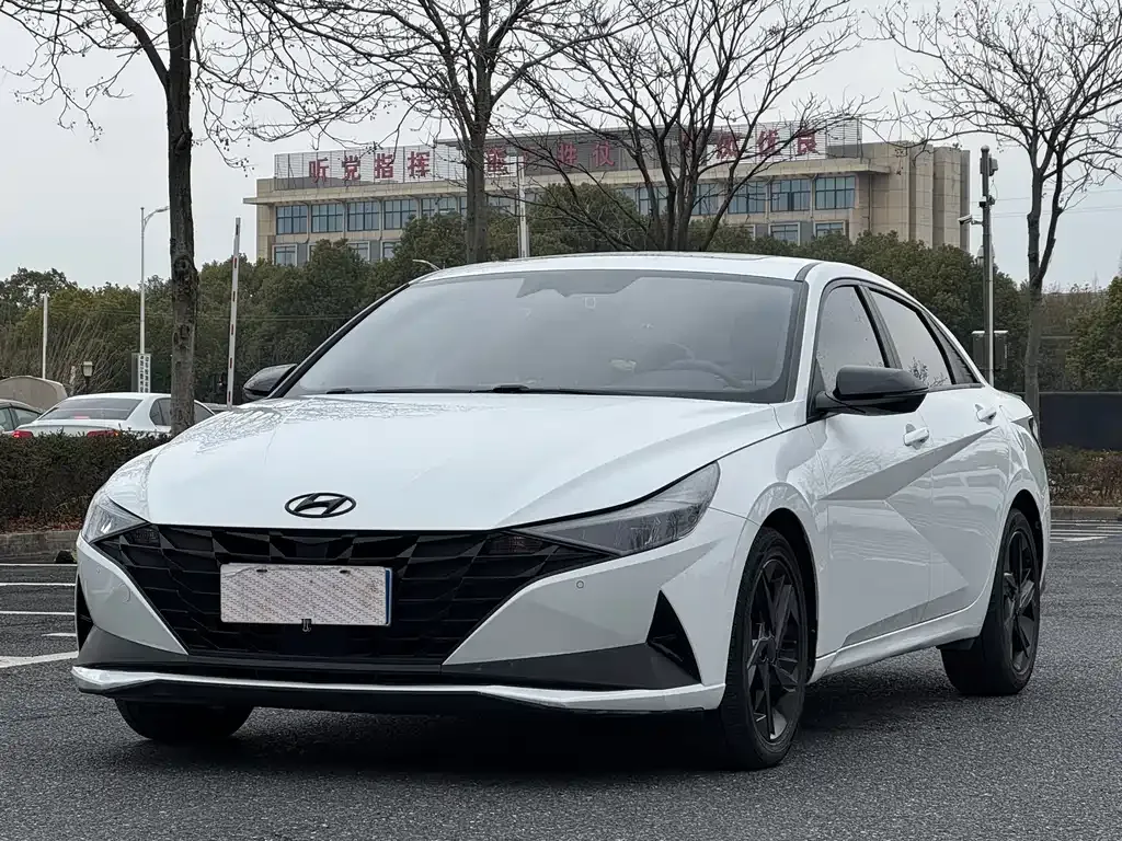 Hyundai Elantra — фото 1