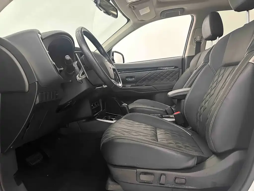 Mitsubishi Outlander 2023 из CN, фото 2