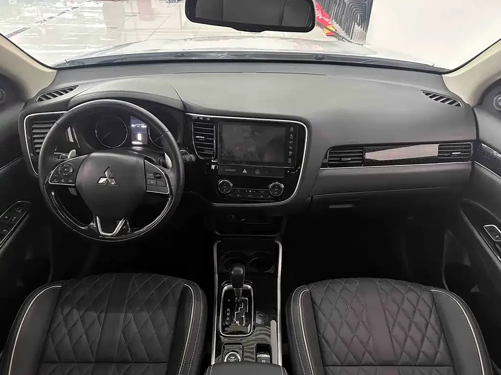 Mitsubishi Outlander 2023 из CN, фото 8