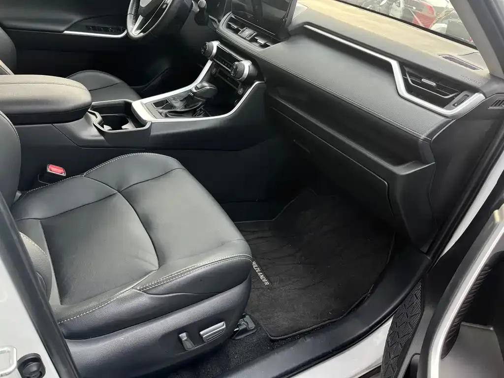Toyota Wildlander 2023 из CN, фото 3