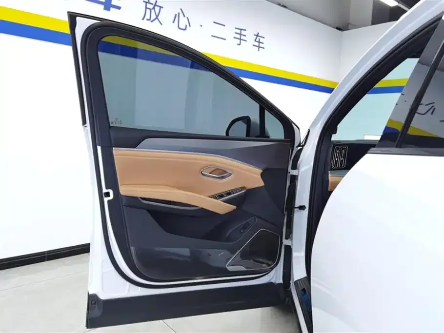 BYD L DM-i — фото 8