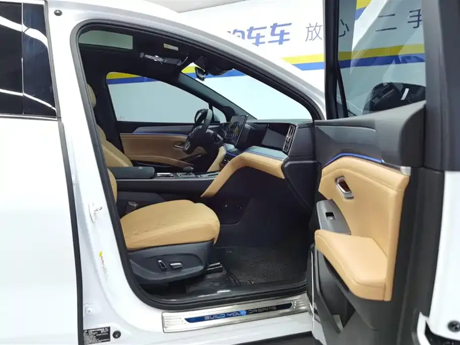 BYD L DM-i — фото 9