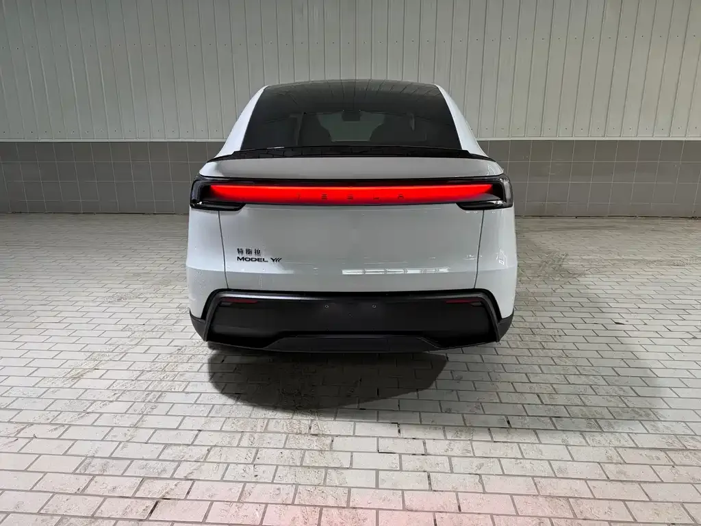 Tesla Model Y L — фото 6
