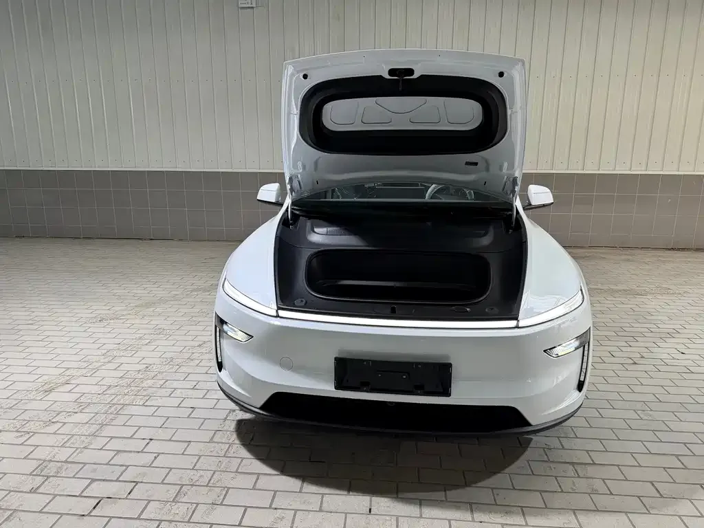 Tesla Model Y L — фото 8
