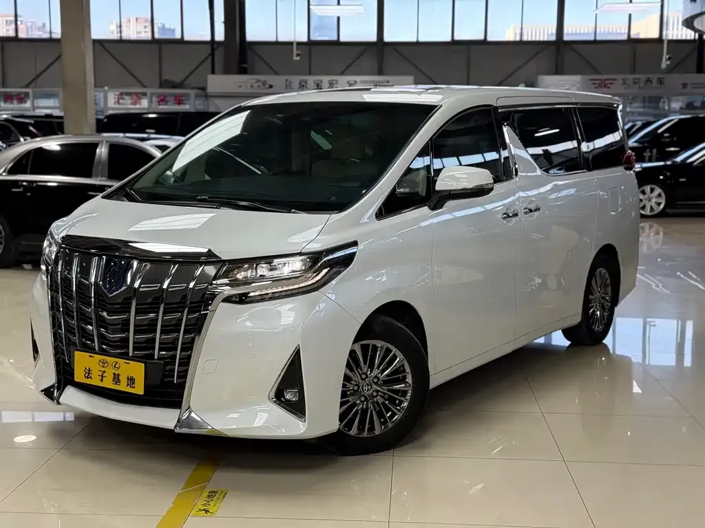 Toyota Alphard — фото 1