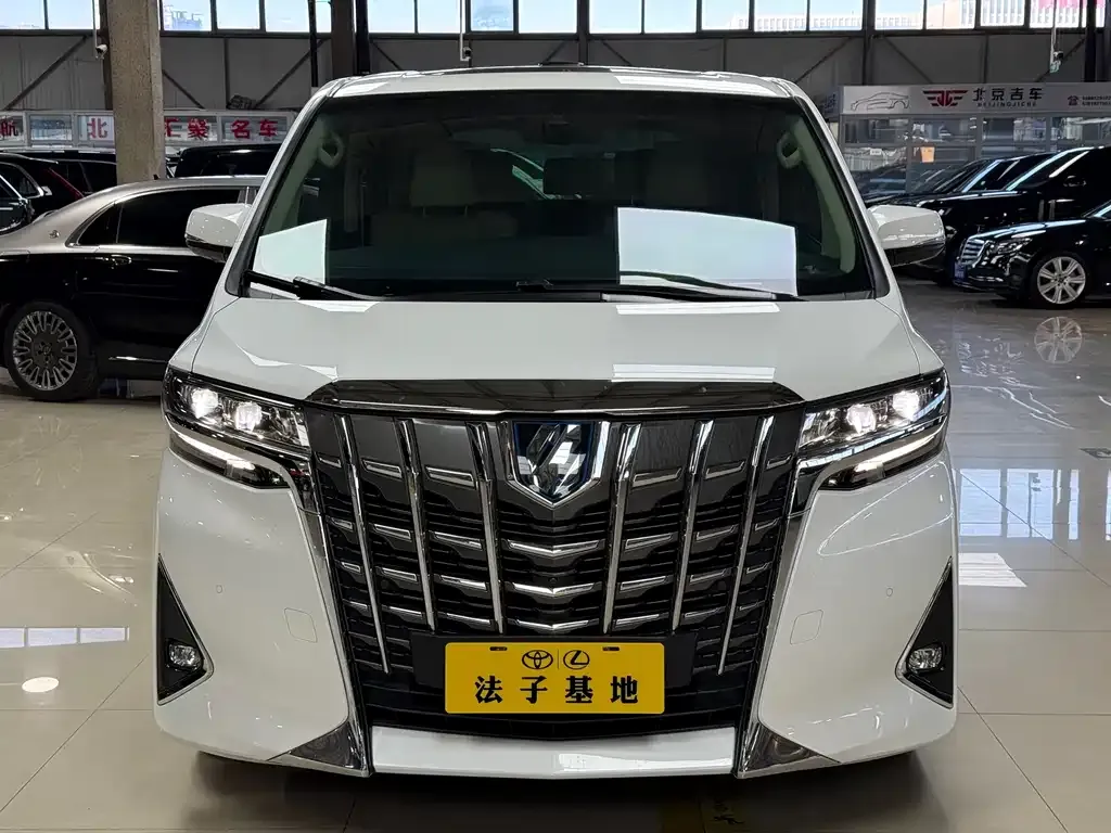 Toyota Alphard — фото 8