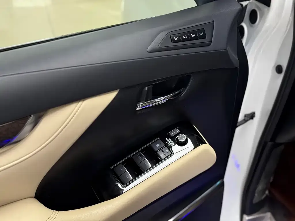Toyota Alphard — фото 2