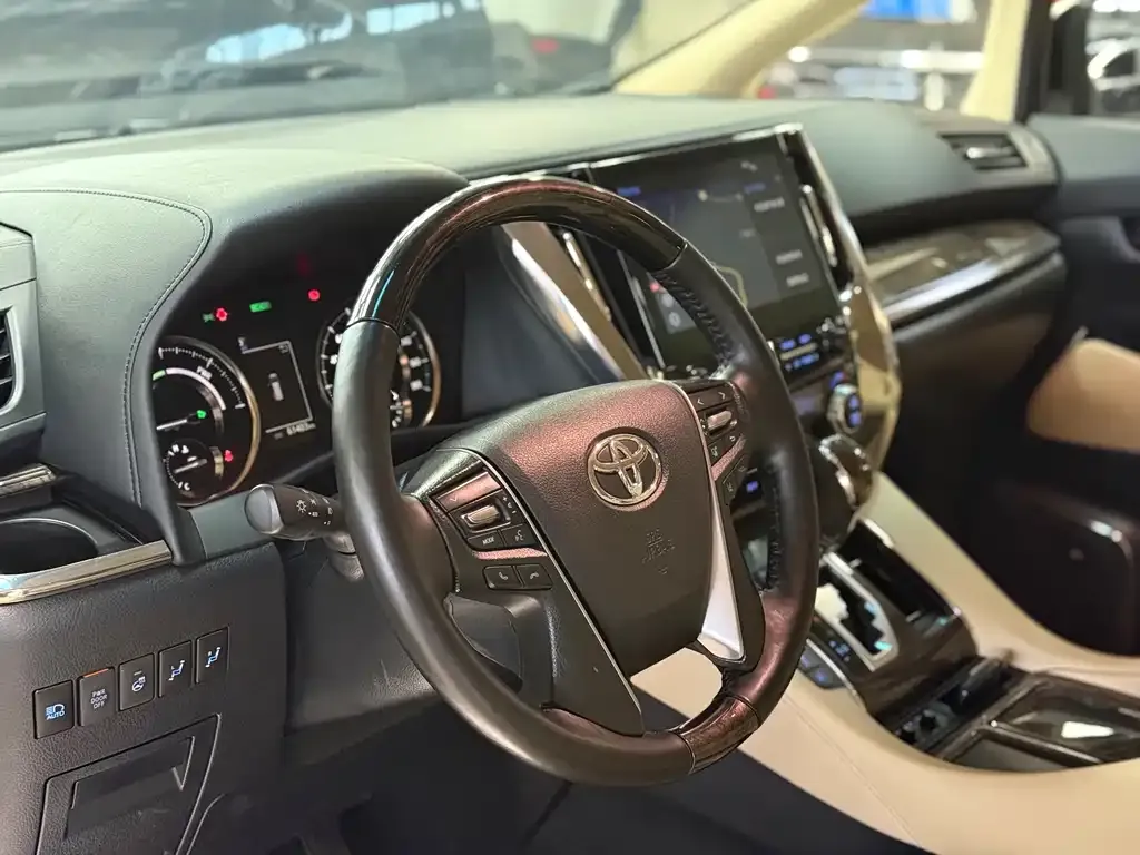 Toyota Alphard — фото 6