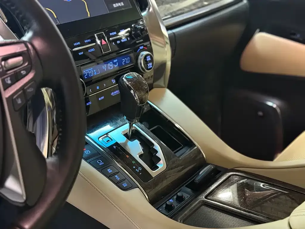Toyota Alphard — фото 7