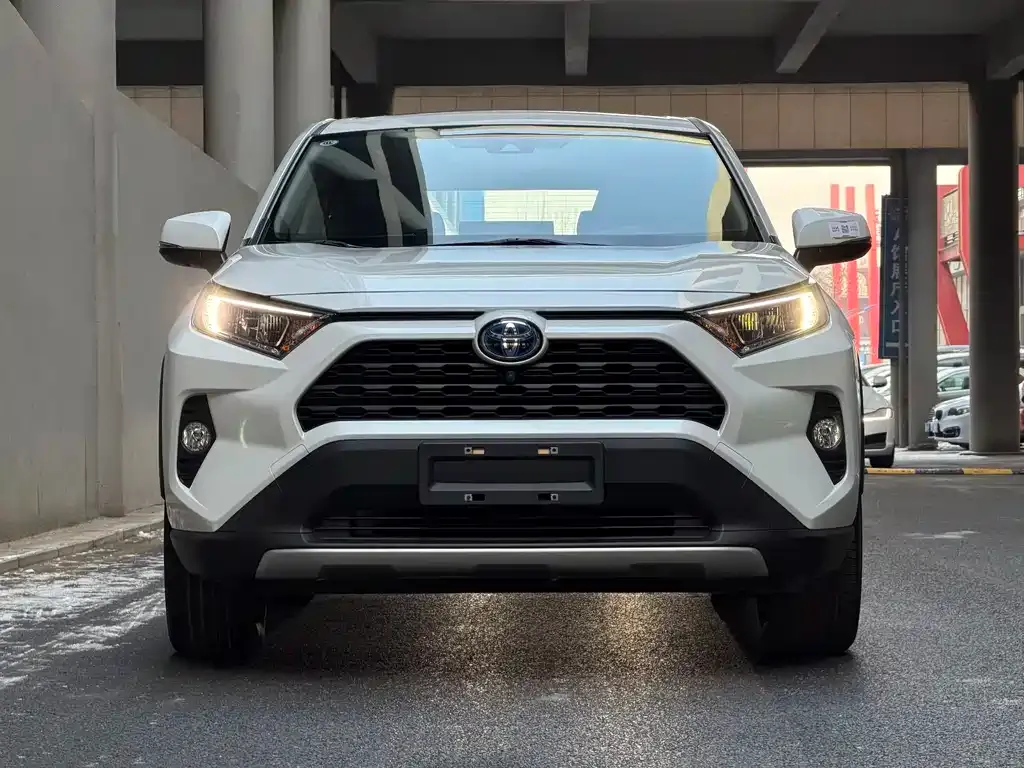 Toyota RAV4 — фото 5