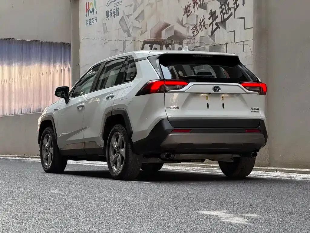 Toyota RAV4 — фото 6