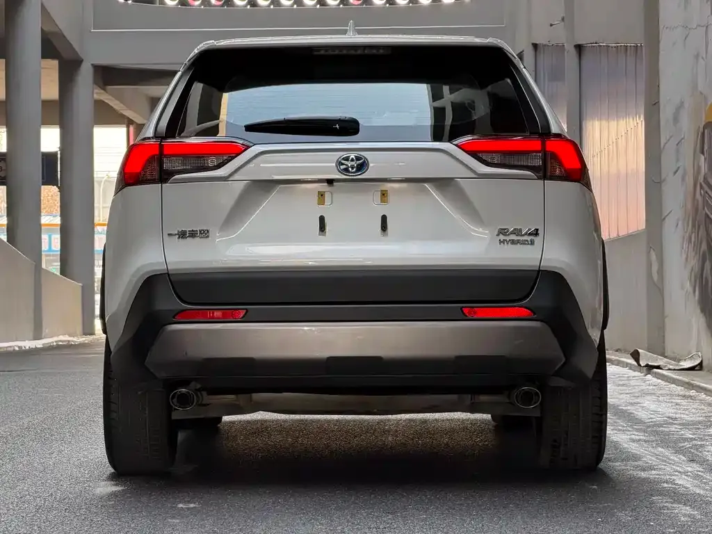Toyota RAV4 — фото 9