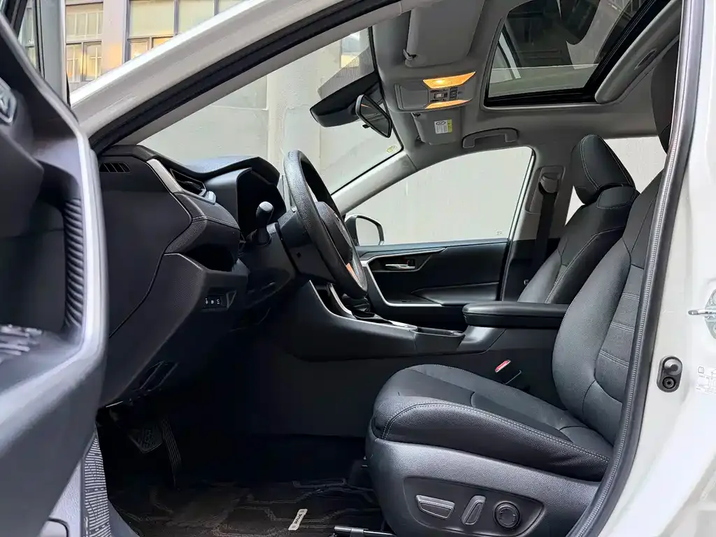 Toyota RAV4 — фото 4
