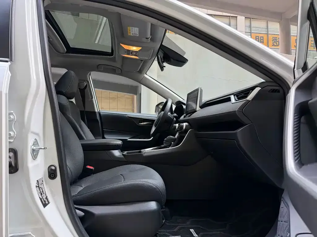 Toyota RAV4 — фото 2