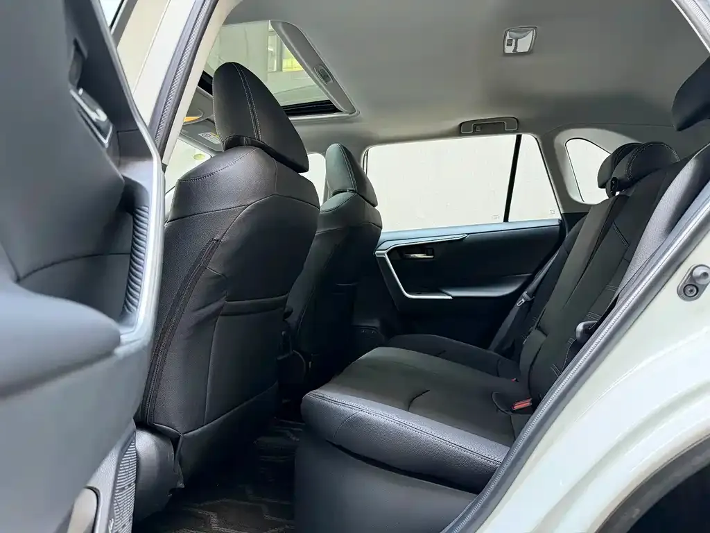 Toyota RAV4 — фото 3
