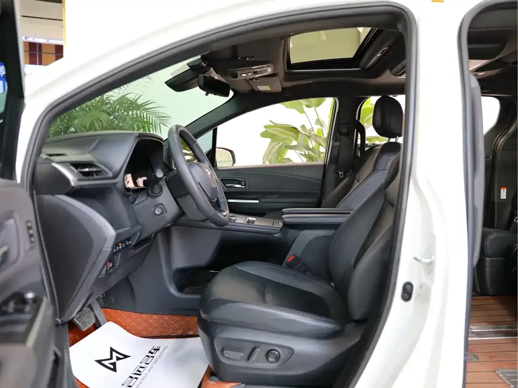 Toyota Granvia 2023 из CN, фото 10