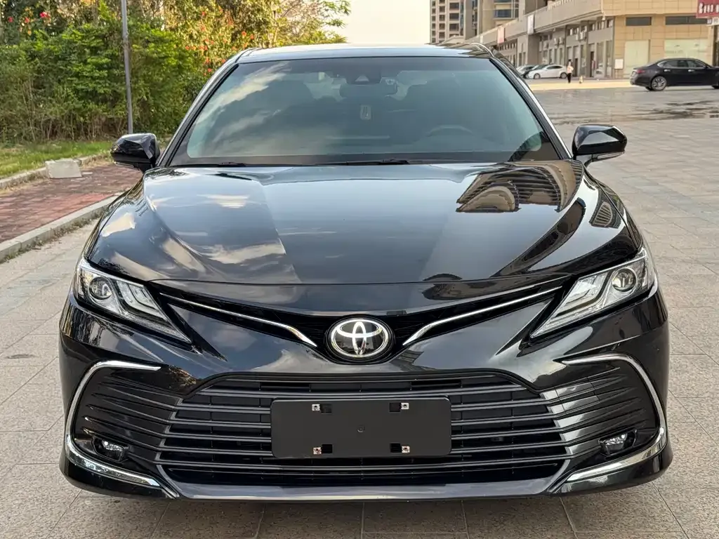Toyota Camry — фото 1