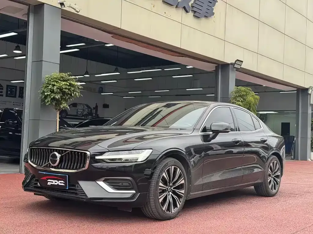 Volvo S60 — фото 1