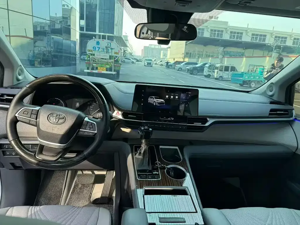 Toyota Sienna 2025 из CN, фото 7