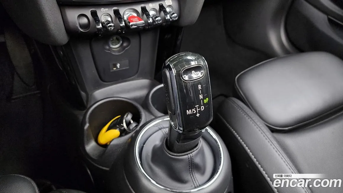 Mini Cooper Convertible 2021 из KR, фото 8