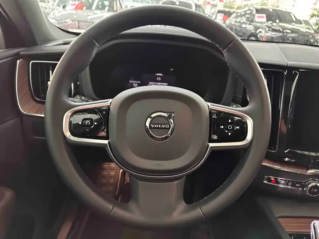 Volvo XC60 — фото 9