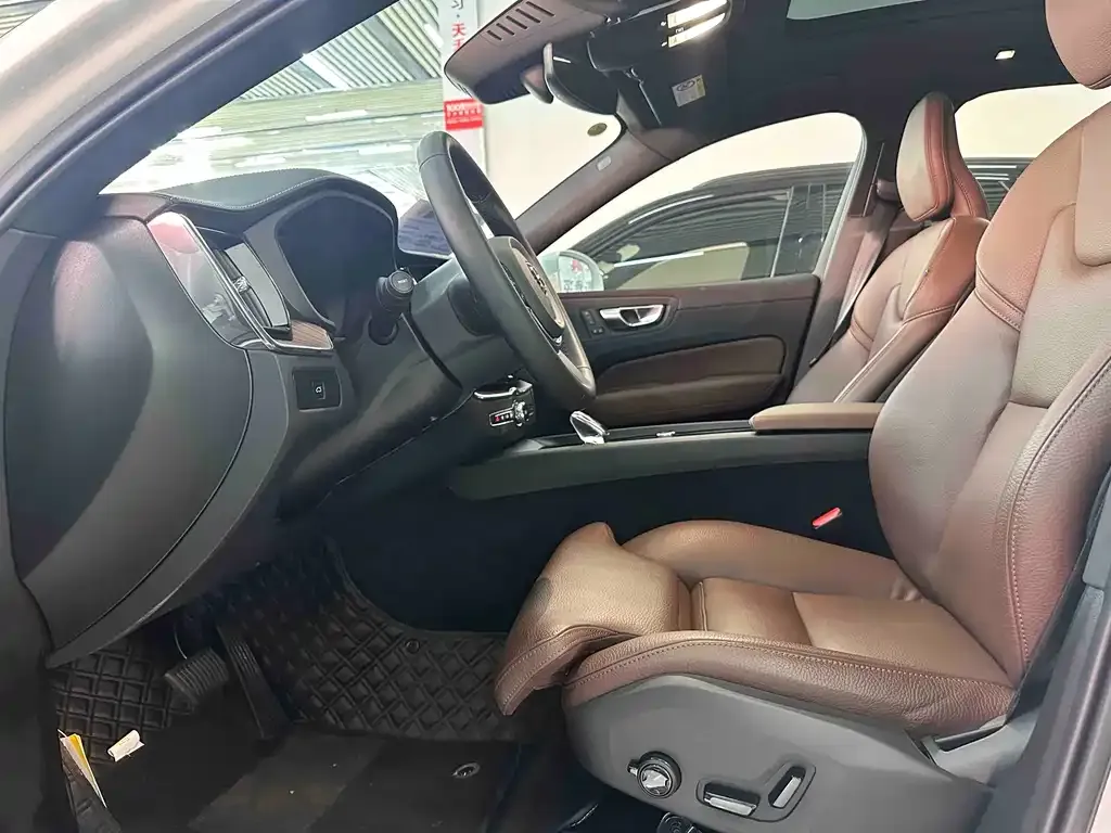 Volvo XC60 — фото 10