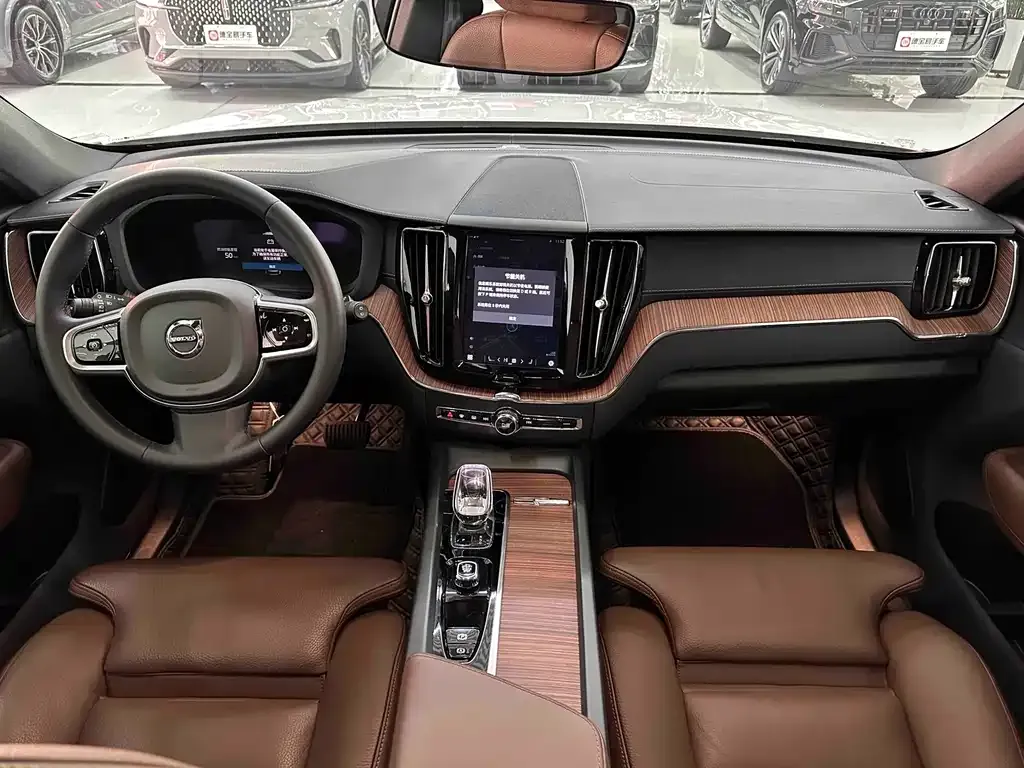 Volvo XC60 — фото 7