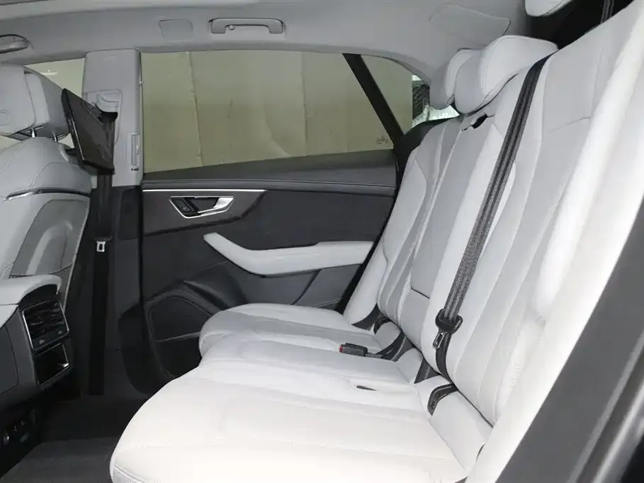 Audi Q8 2023 из CN, фото 9