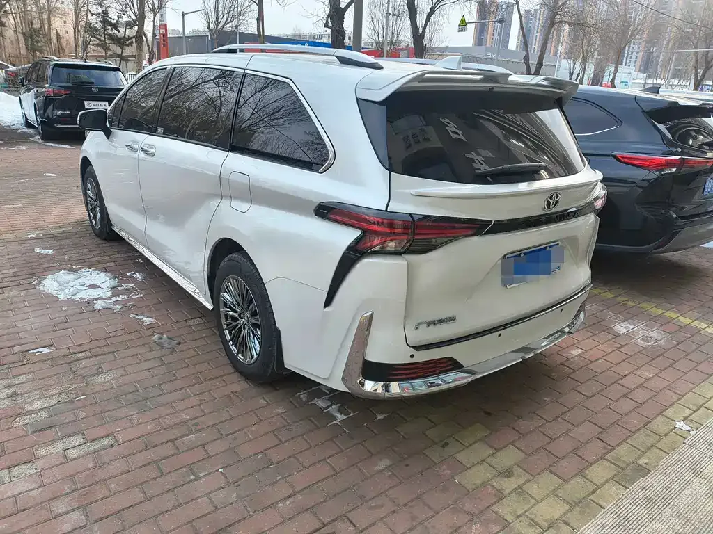 Toyota Sienna — фото 10