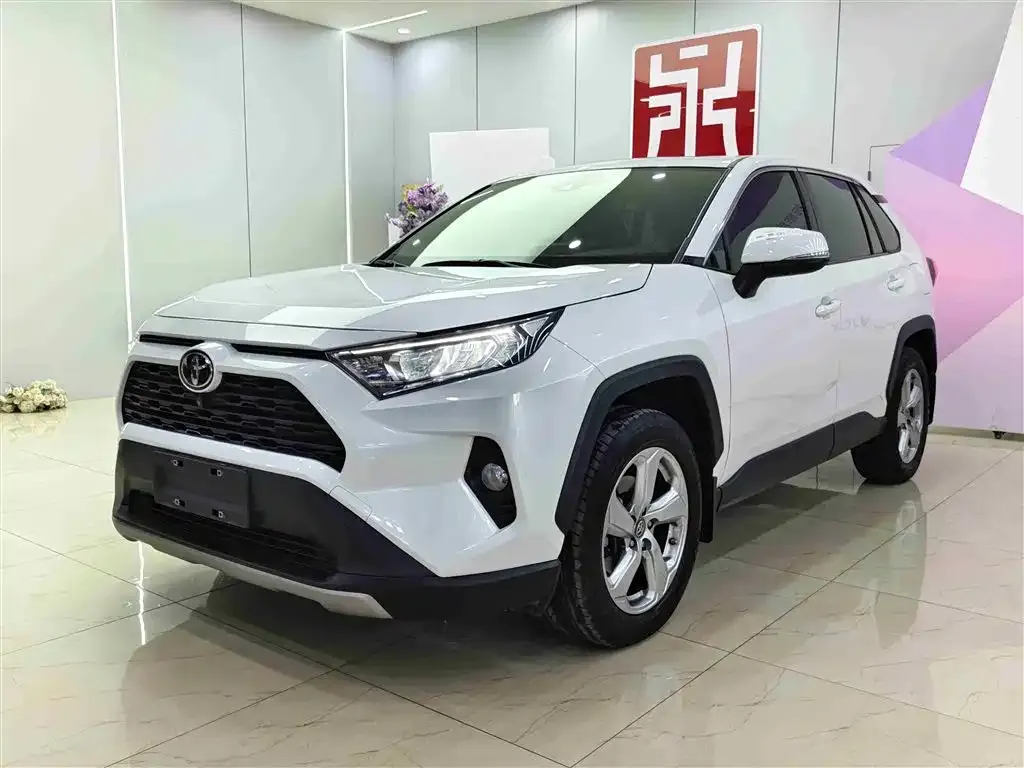 Toyota RAV4 — фото 1