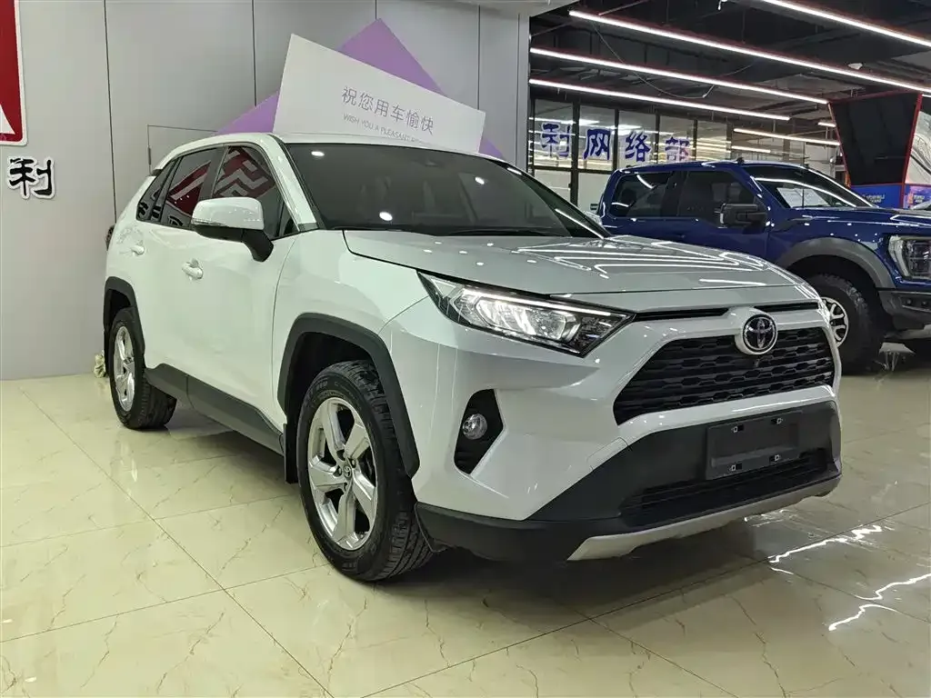 Toyota RAV4 — фото 7