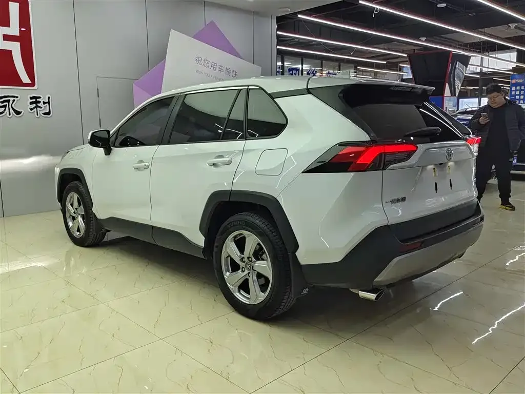 Toyota RAV4 — фото 9