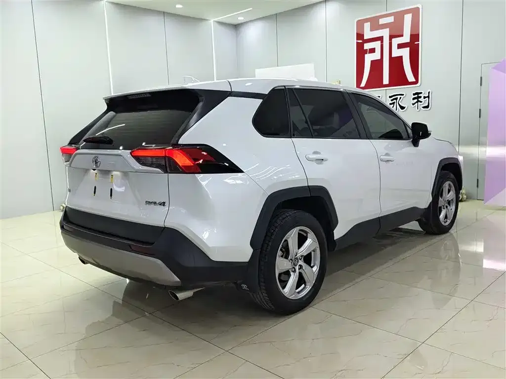 Toyota RAV4 — фото 4