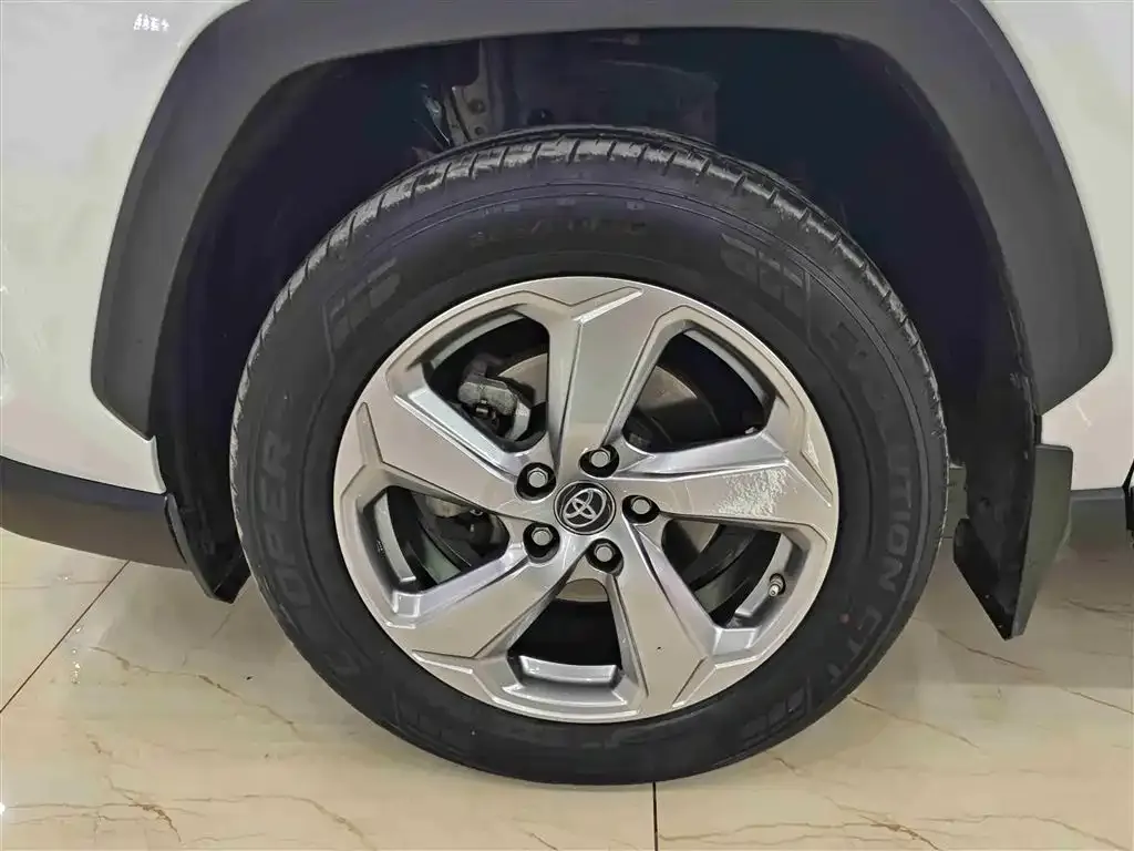 Toyota RAV4 — фото 3