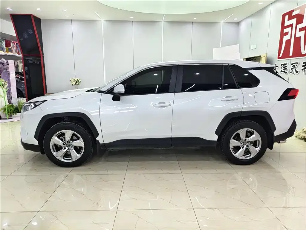Toyota RAV4 — фото 8