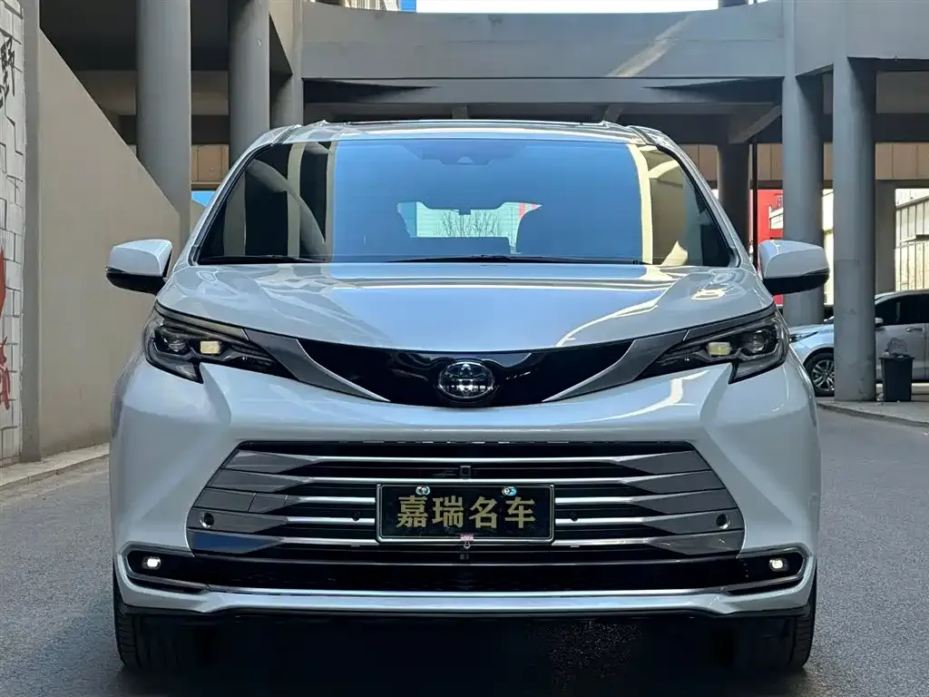 Toyota Sienna 2023 из CN, фото 2