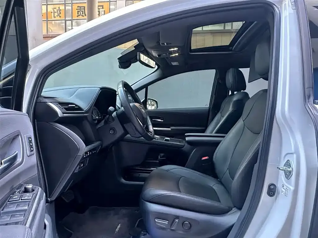 Toyota Sienna 2023 из CN, фото 3