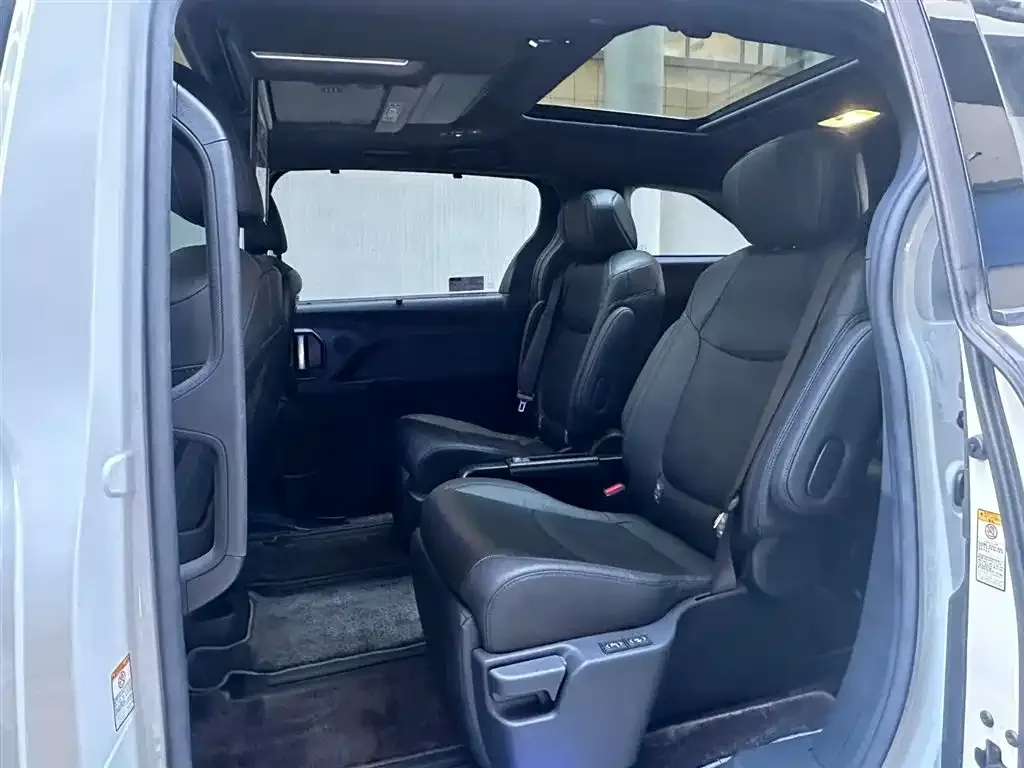 Toyota Sienna 2023 из CN, фото 5