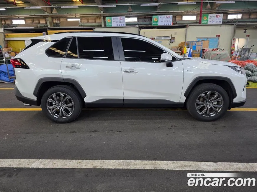 Toyota RAV4 — фото 1