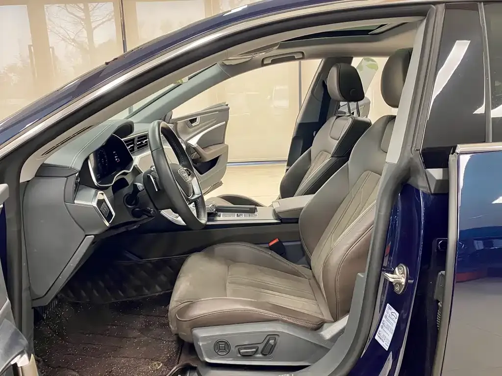 Audi A7L 2023 из CN, фото 9