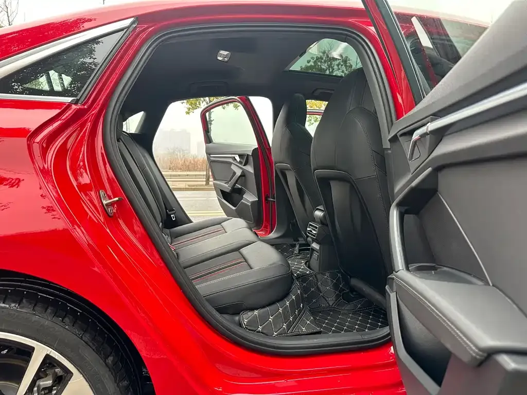 Audi A3 2023 из CN, фото 2