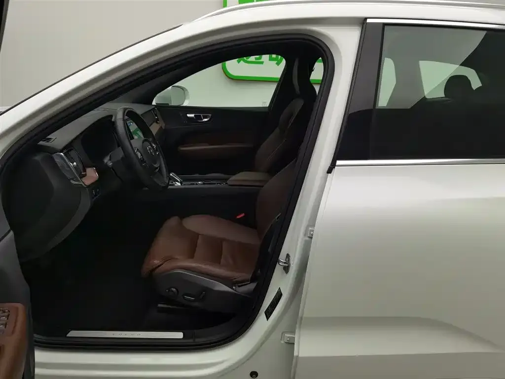 Volvo XC60 2022 из CN, фото 2