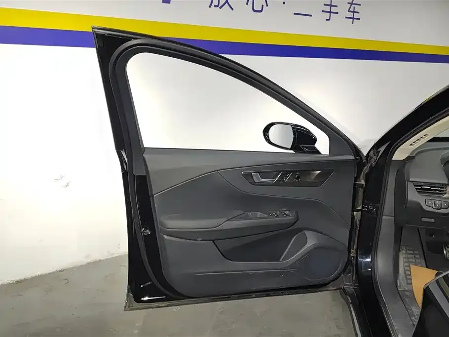 Hongqi E-QM5 2023 из CN, фото 2