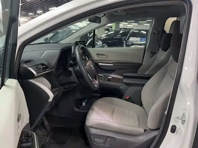 Toyota Sienna 2024 из CN, фото 2