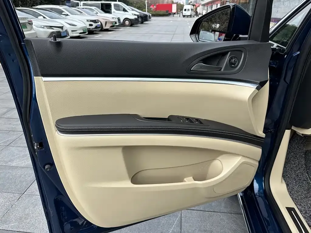 Buick GL8 2023 из CN, фото 3
