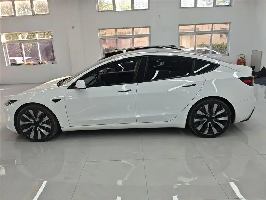 Tesla Model 3 — фото 10
